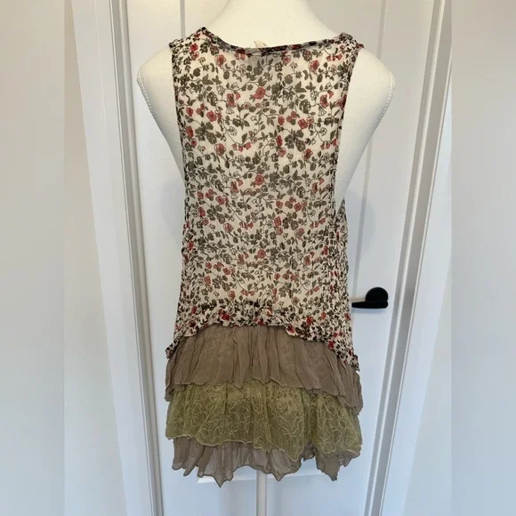 Pretty Good Top with Ruffles - Picture 4 of 6